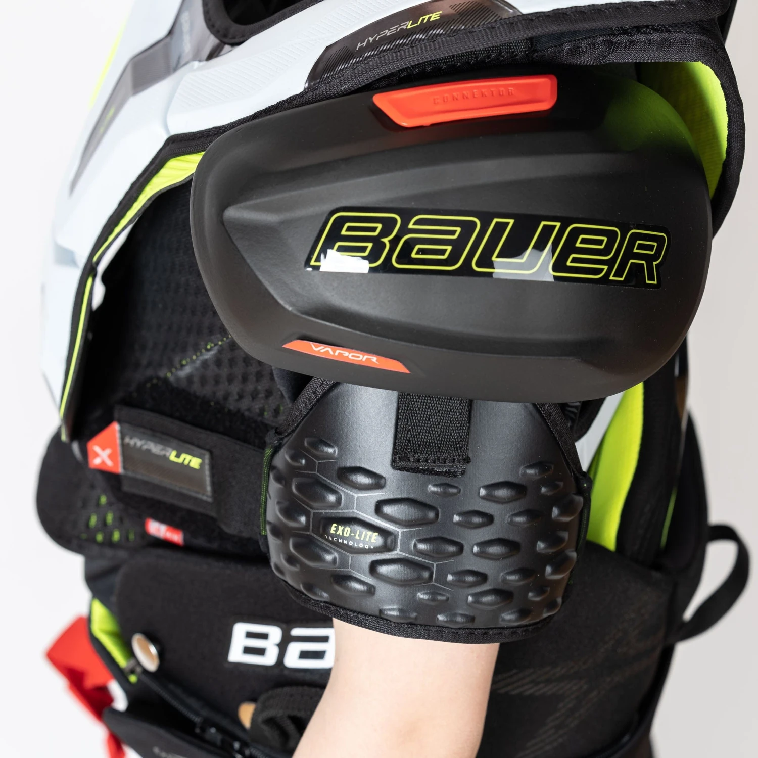 Bauer Vapor Hyperlite Junior Hockey Shoulder Pads 16 Bauer Vapor Hyperlite Junior Hockey Shoulder Pads - Image 15