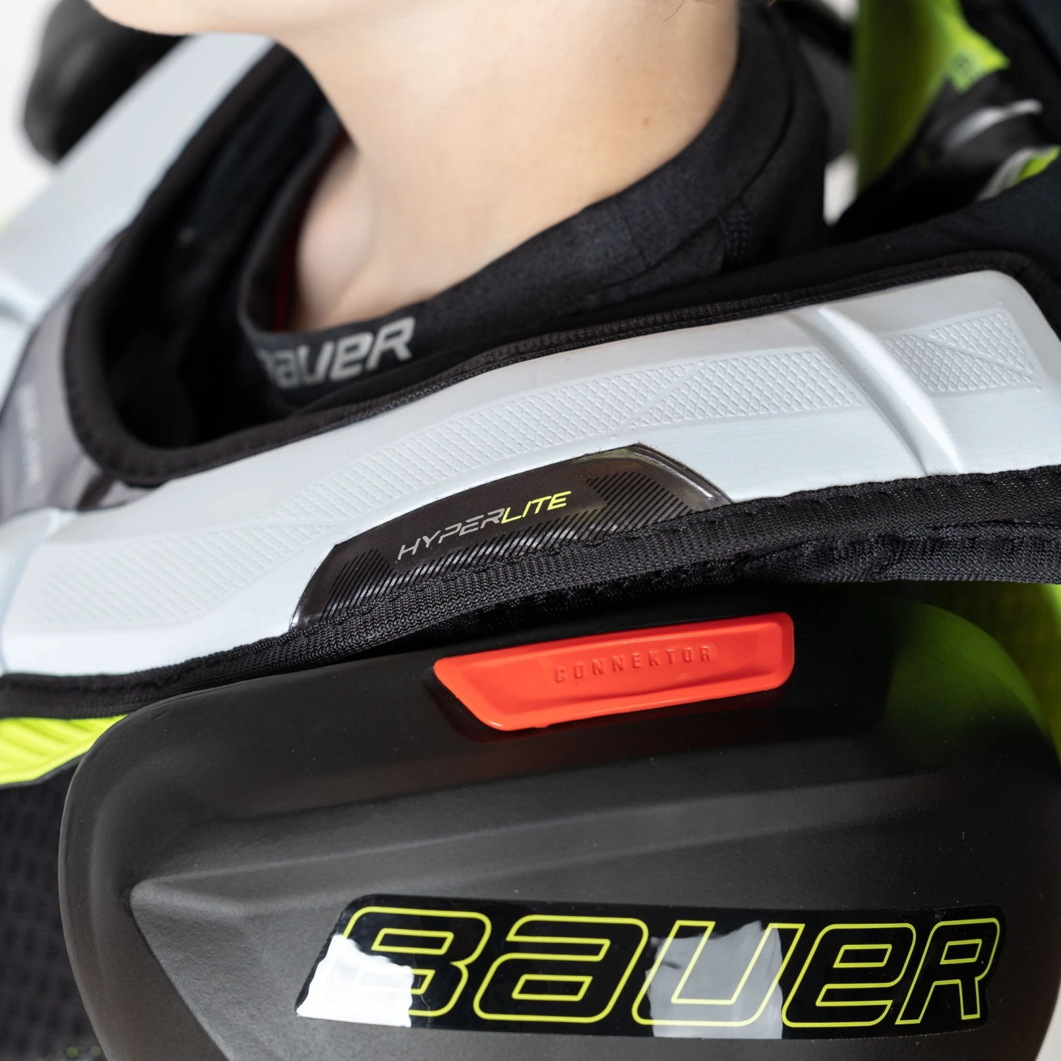 Bauer Vapor Hyperlite Junior Hockey Shoulder Pads 17 Bauer Vapor Hyperlite Junior Hockey Shoulder Pads - Image 16