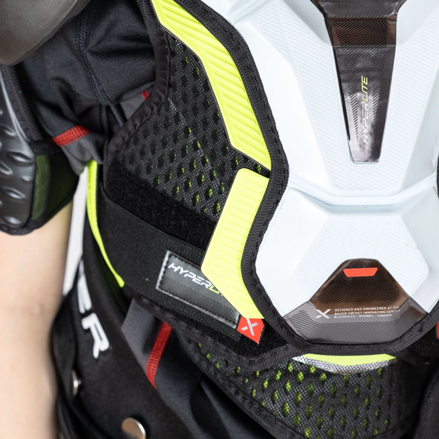 Bauer Vapor Hyperlite Junior Hockey Shoulder Pads 12 Bauer Vapor Hyperlite Junior Hockey Shoulder Pads - Image 11