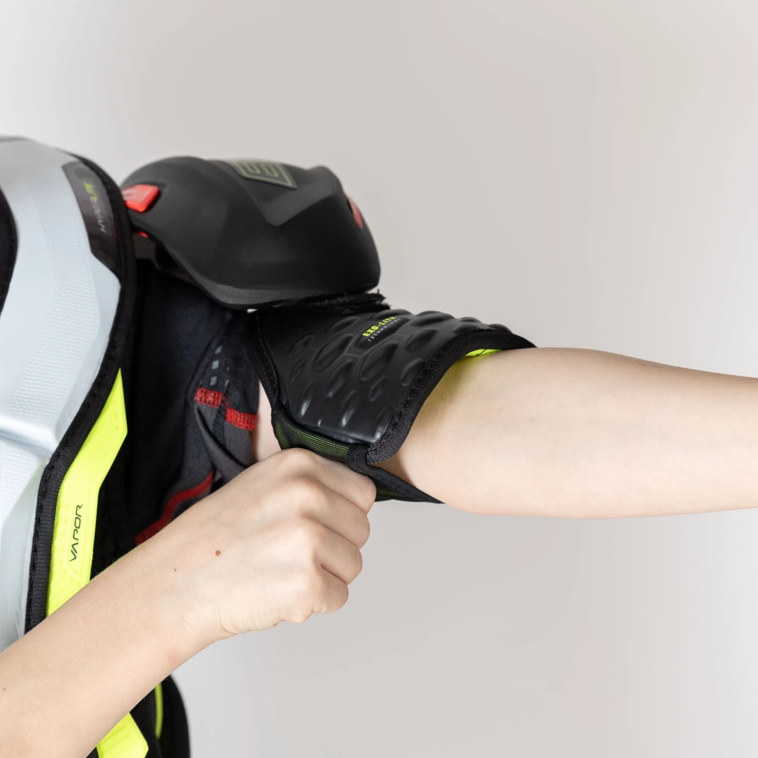 Bauer Vapor Hyperlite Junior Hockey Shoulder Pads 8 Bauer Vapor Hyperlite Junior Hockey Shoulder Pads - Image 7