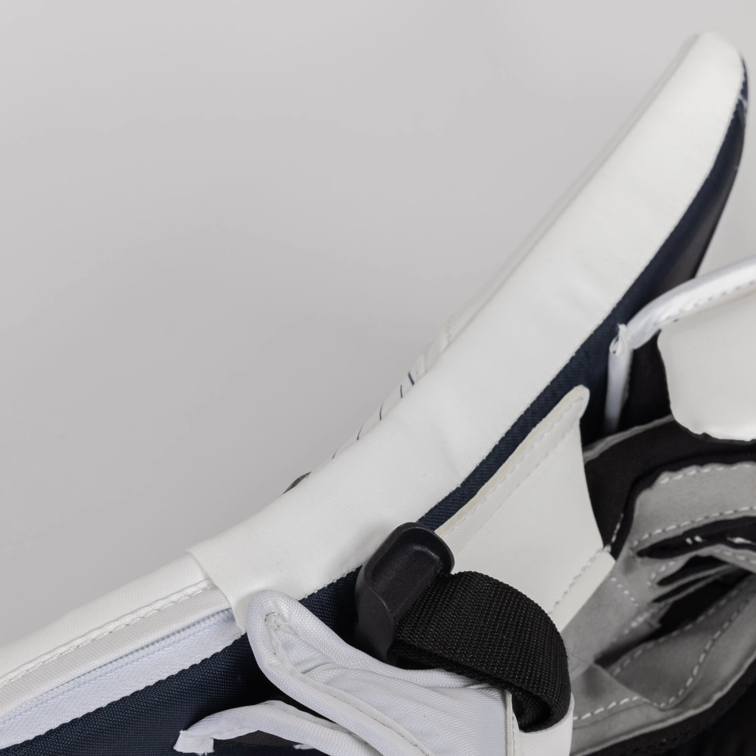 CCM Extreme Flex E6.5 Junior Goalie Blocker 10 CCM Extreme Flex E6.5 Junior Goalie Blocker - Image 8